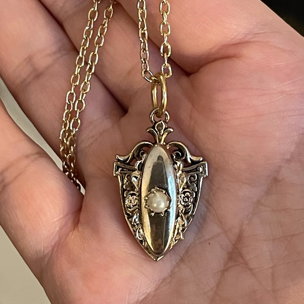 Vintage pearl gold tone pendant chain